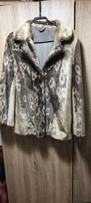 Vând blană naturală veritabilă, mărimea L.
Este autentică, de calitate