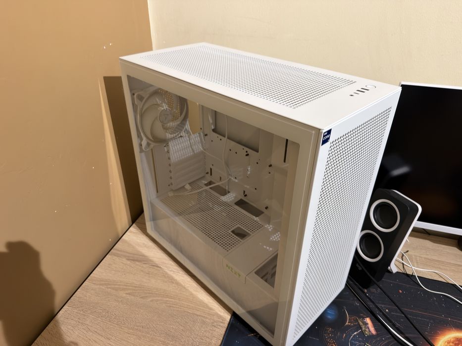 Продавам компютърна кутия NZXT H7 Flow