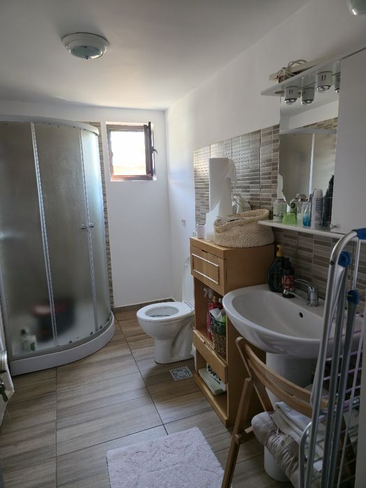 Casă de vânzare – complet mobilată și utilată