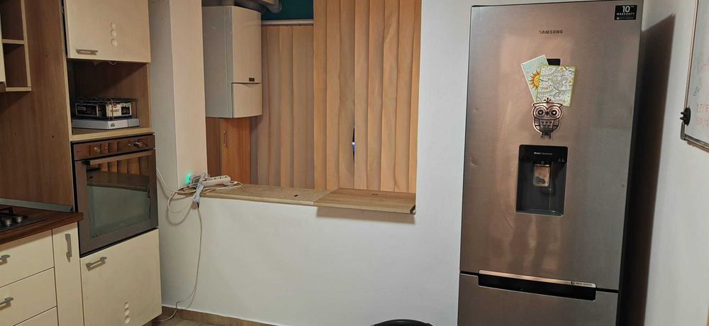 Inchiriez apartament cu 3 camere situat in centrul civic
