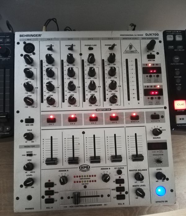 Миксер Behringer DJX700