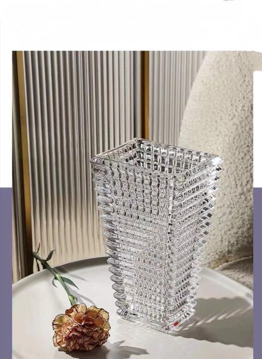 В наличии стеклянная ваза