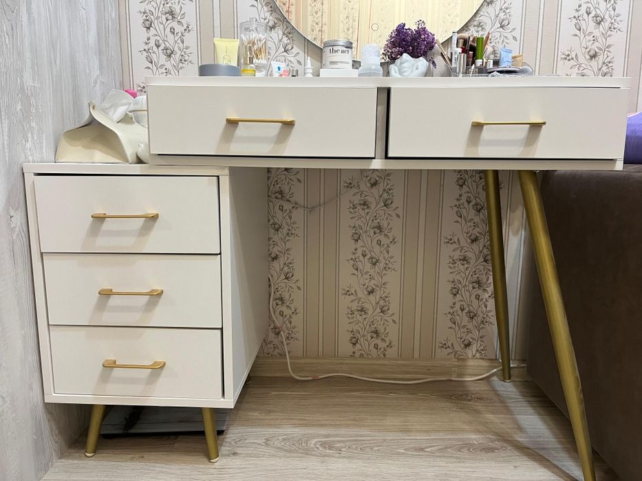 Туалетный столик с зеркалом