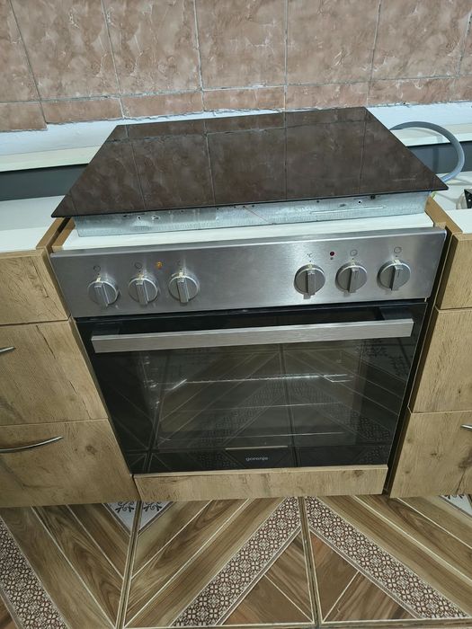 Cuptor electric trifazic incorporabil Gorenje cu plită electrică