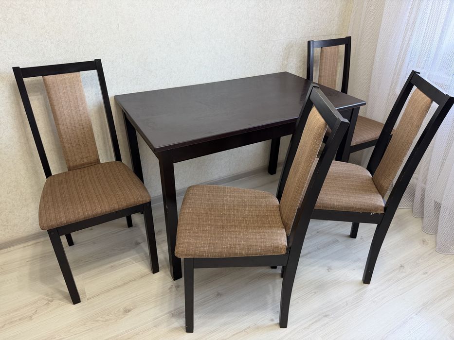 Обеденный стол и 4 стула