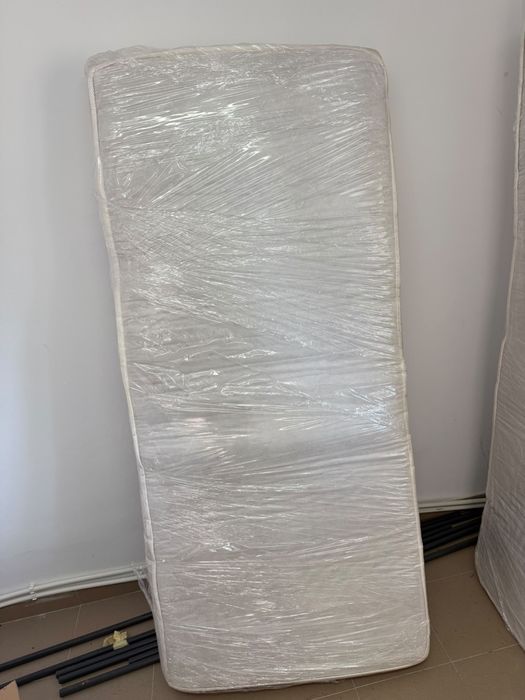 Vand 2 saltele de 90 cm pe 200 cm cu 22 cm inaltime