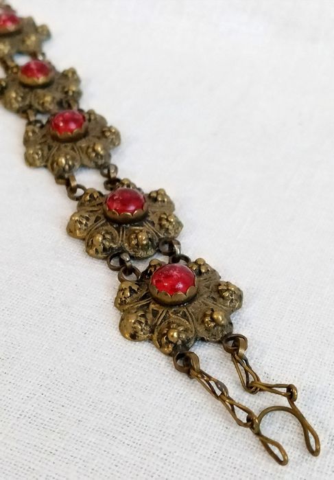 Стара възрожденска гривна с червени кабошони