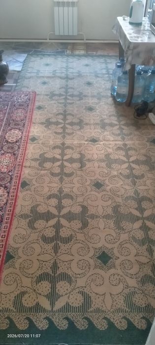 Ковры, зеркало, сундук