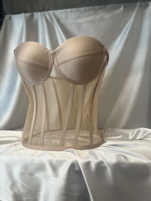 Corsete concepute pentru a evidenția talia și a susține bustul