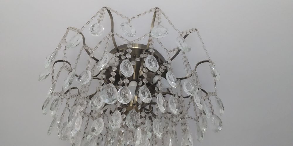 Продам роскошную люстру из стекла.