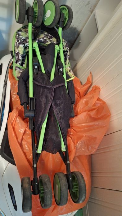 Бебешка количка зелено