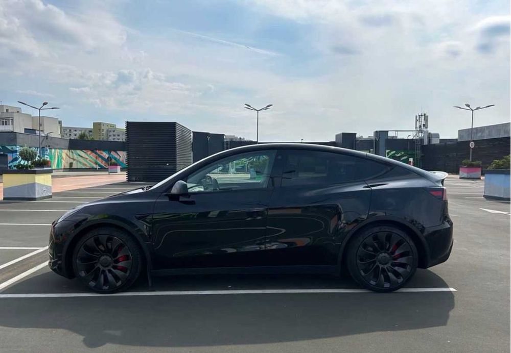 Vând Tesla Model Y 2022 Performance 11.739 km, 40.000 EUR, TVA inclus, deductibil