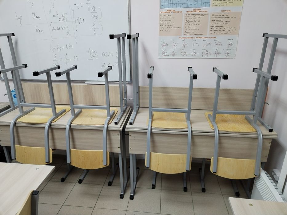 Продам комплект парта и 2 стула