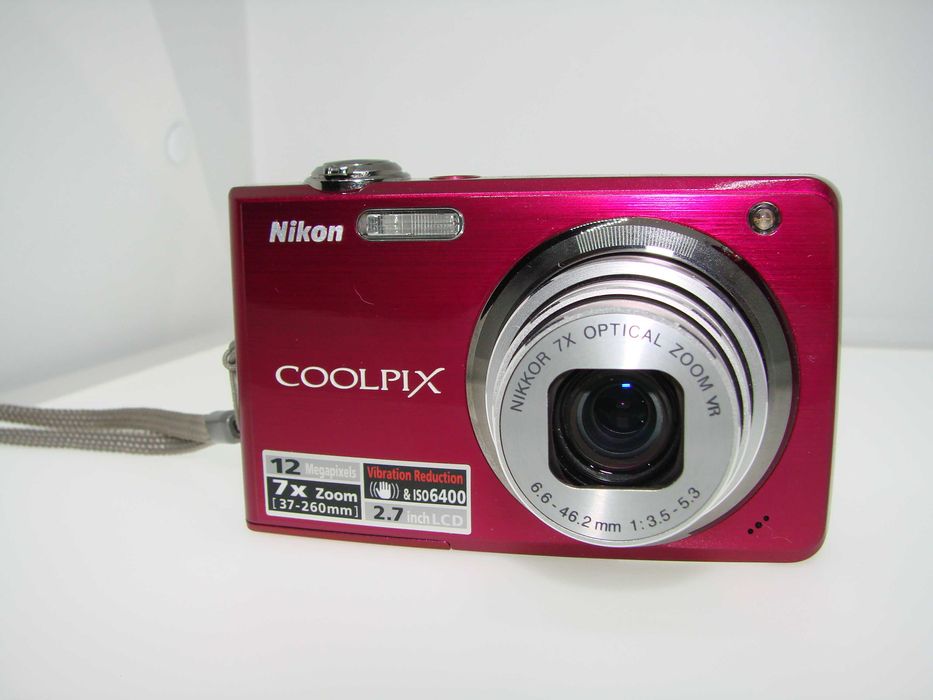 Nikon Coolpix S630 компактен розов фотоапарат в отлично състояние като НОВ - дигитална камера в уникален магента цвят пълен комплект работи отлично