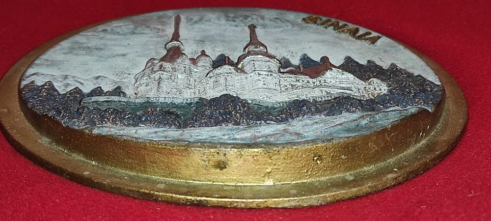 APLICA ( se agata ) CASTELUL PELES in relief diametrul 22 cm aplica este turnata ( cred aluminiu / fonta )