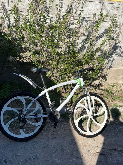 велосипед BMW белого цвета