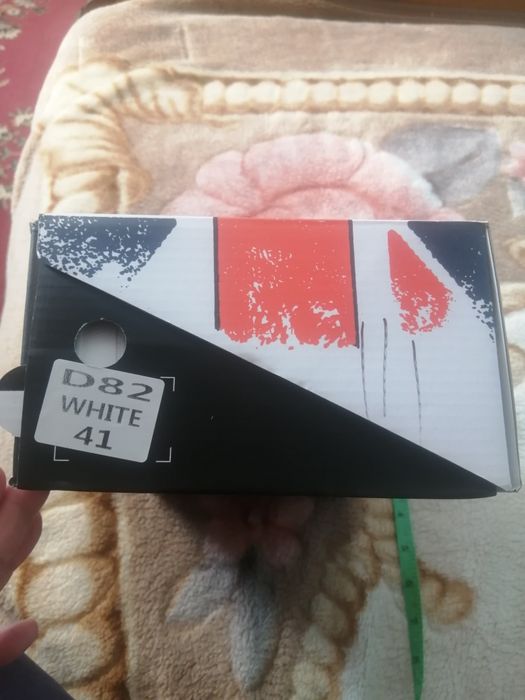 Продаю женские кроссовки