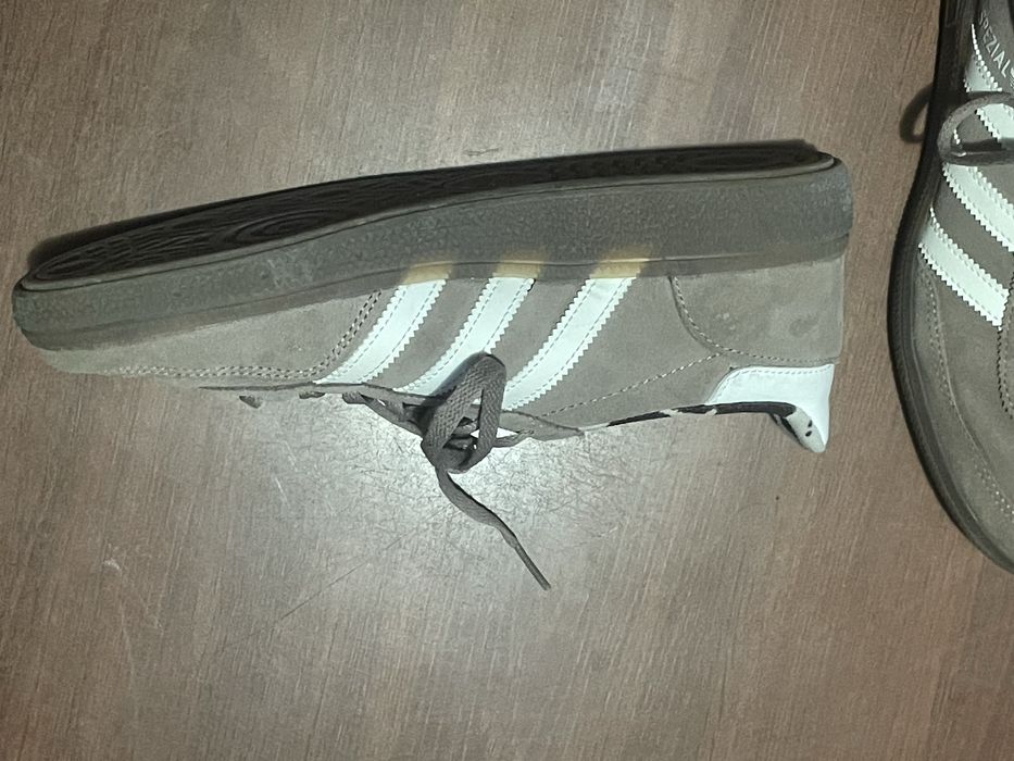 Se vinde adidașii aceștia