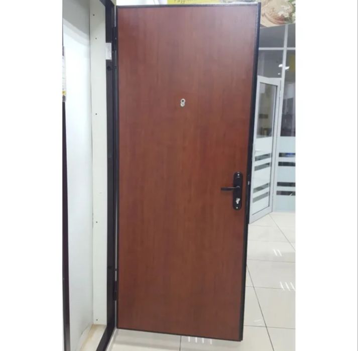 Входная дверь от застройщика