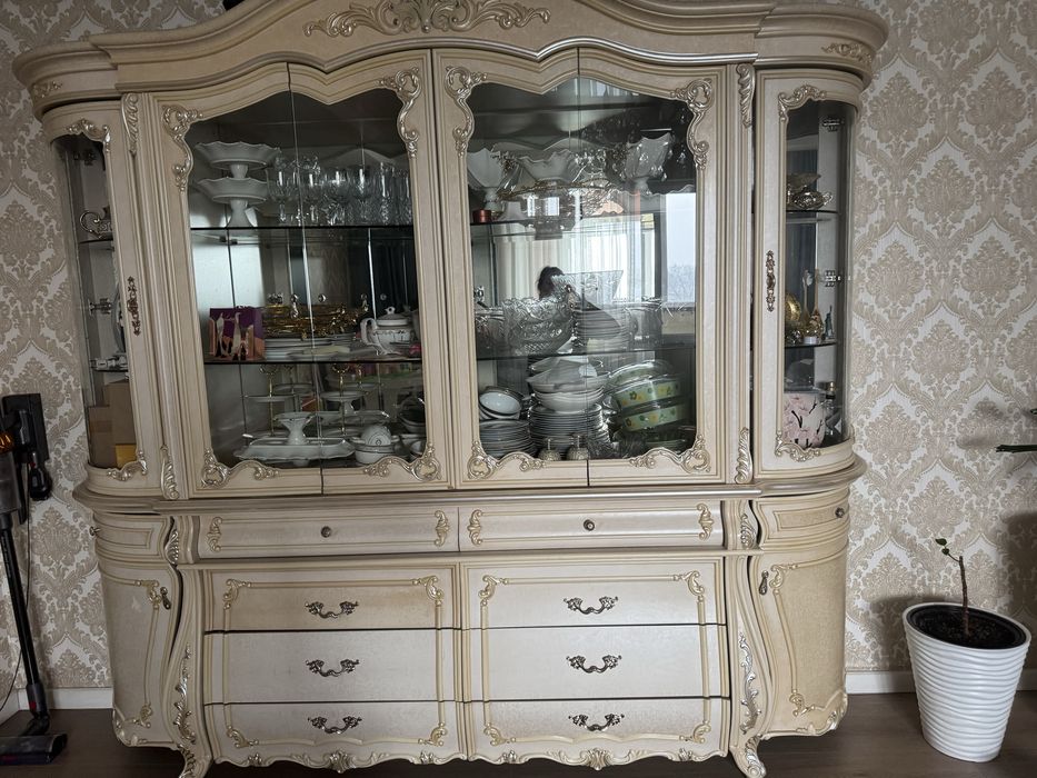 Продаю красивый шкаф в гостиную, в хорошем состоянии,