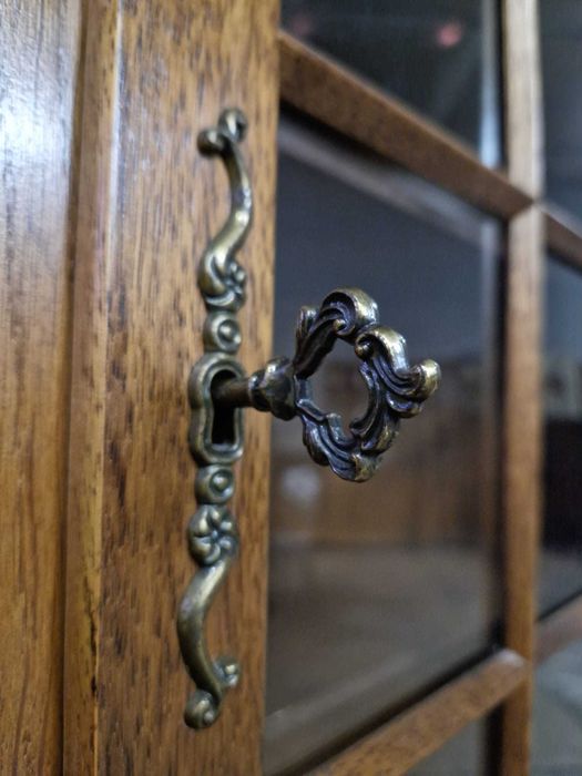 Ъглова витрина от две части