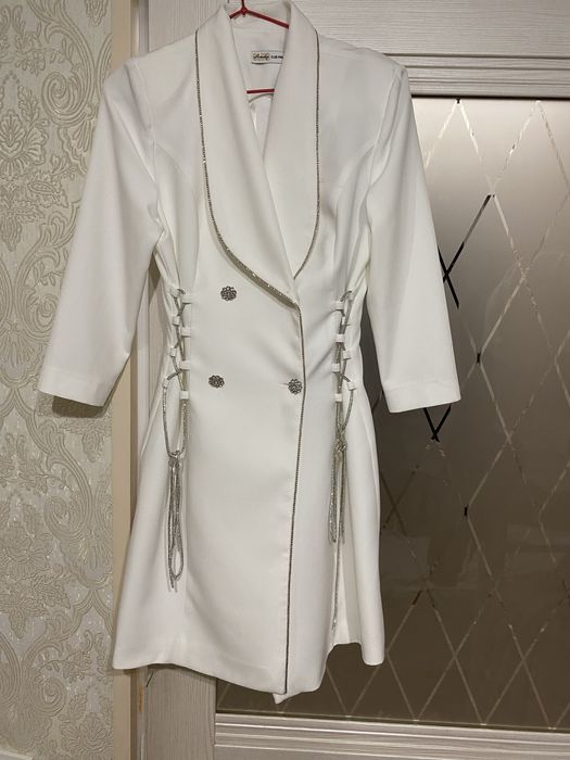 Продаю платье и куртку новые