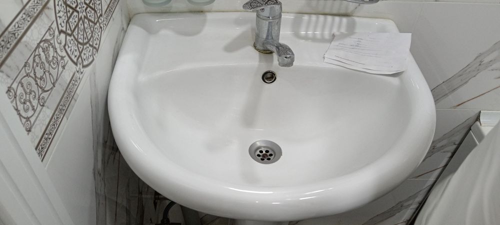 Unitaz bide rakovina oynasi bilan