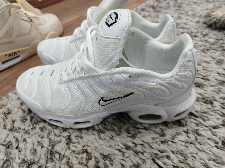 Vand o pereche de Nike Tn albe  marimea  39