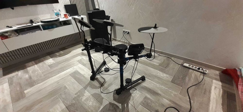 Электронные барабаны Alesis Debut Kit.