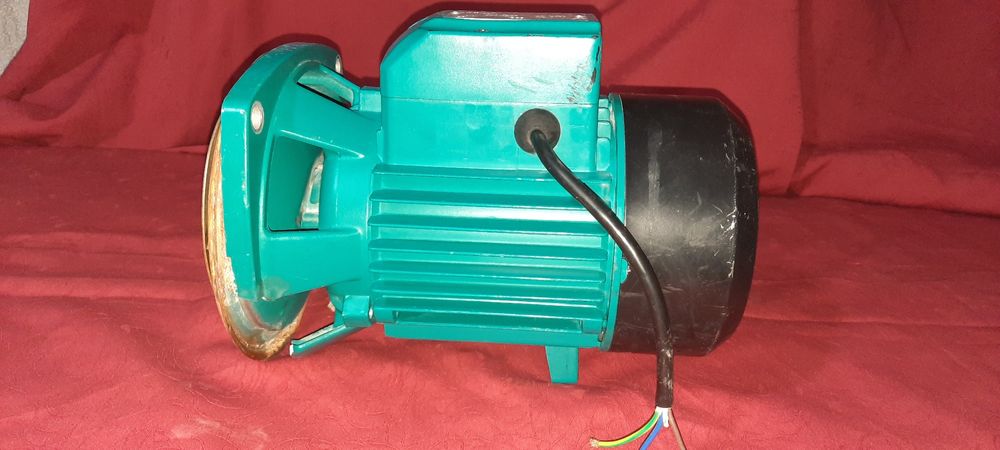 Продаётся электродвегатель от водиной насоса LEO.