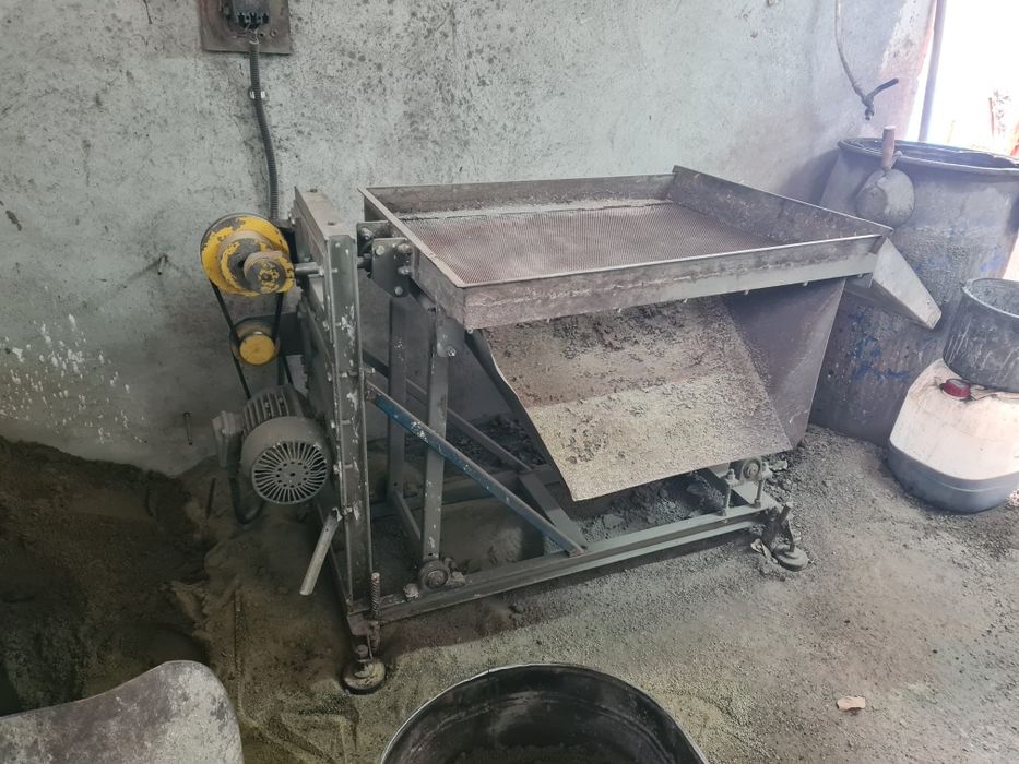 Se vinde echipament pentru producerea placilor de pavaj
