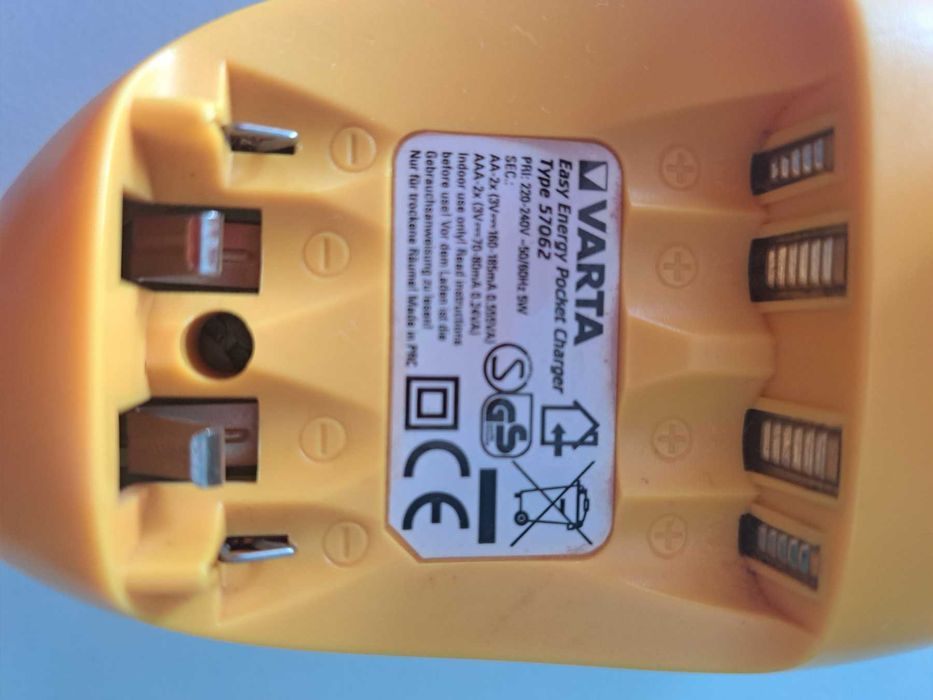 Зарядно устройство за презареждащи се батерии АА и ААА; 1,5 V; VARTA