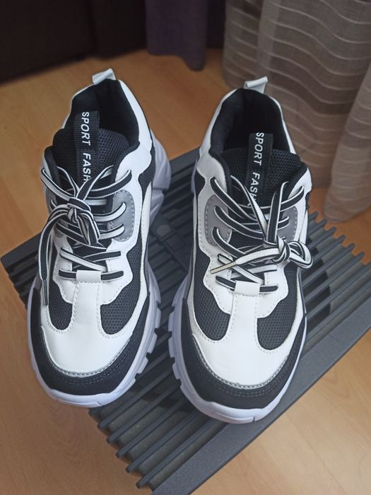 Срочно продам  женские кросовки!