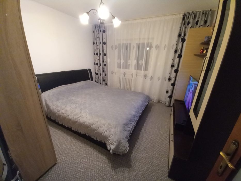 Inchiriez apartament 2 camere, Et.3, Zona Sens