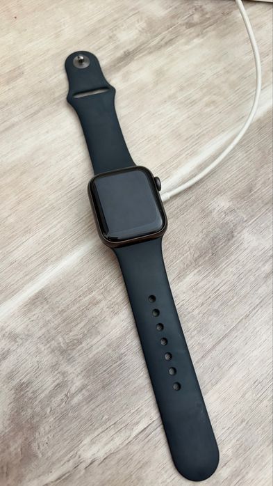 умные часы Apple Watch SE