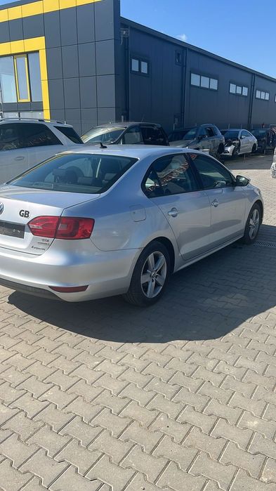 Dezmembram Volkswagen Jetta 1.6 diesel din 2012