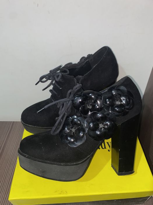 Биік өкшелі аяқ киім