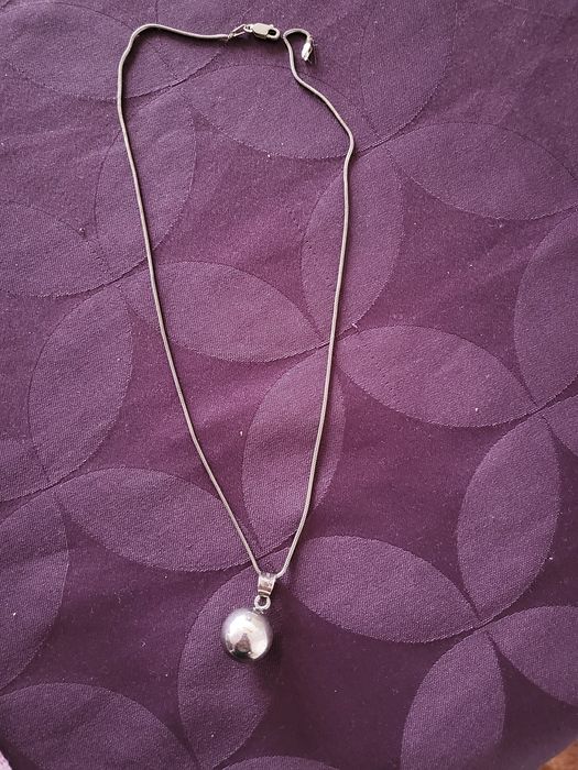 Сребърен синджир с две висулки.