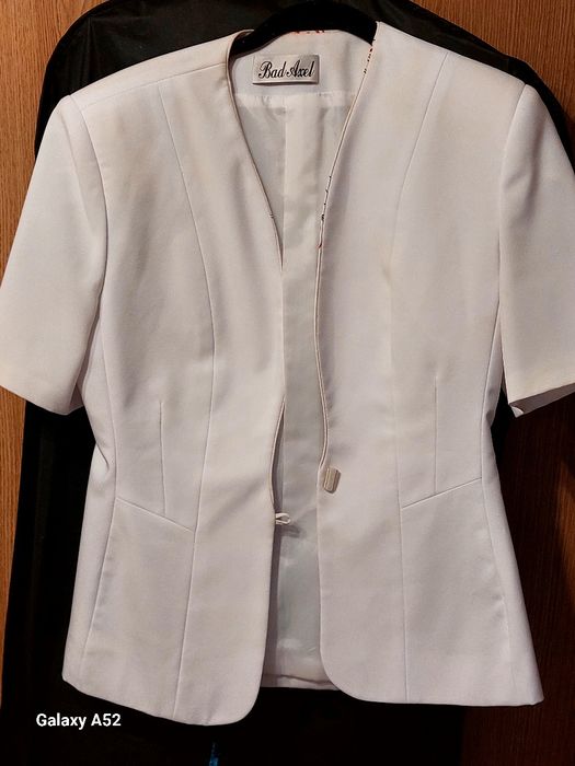 Costum de culoare albă format din patru piese.