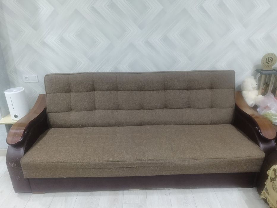 Продается диван, два кресла и журнальный столик