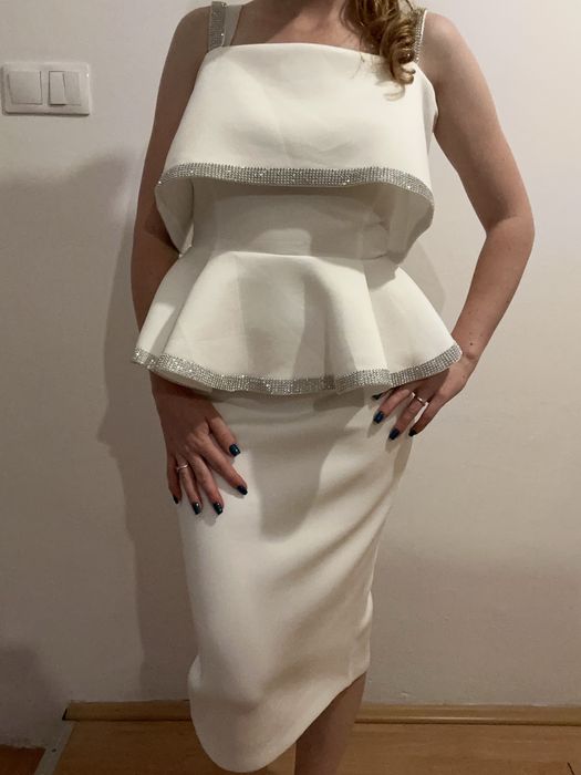 Rochie albă elegantă, cu croială feminină
