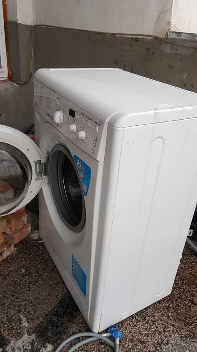 пералня  Indesit, работеща до 6 кг.