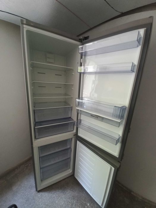 Combina frigorifica Beko ,355 litri,NoFrost, H=203 cm,dozator de apa.