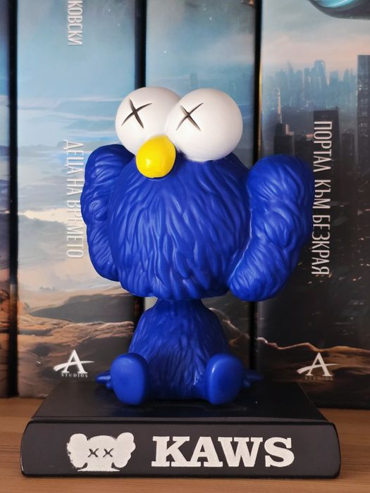 Колекционерска фигурка KAWS с клатеща се глава
