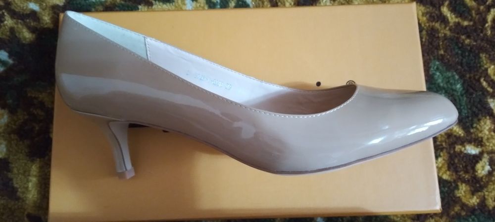 Бежевые туфли Djovannia