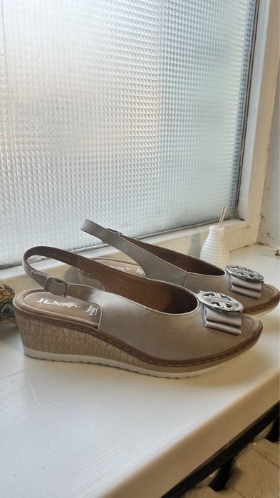 Продам красивые летние босоножки 39го размера