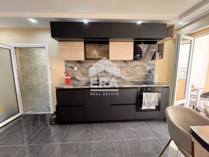 Ексклузивно! Обзаведен, югозападен, тристаен апартамент на среден етаж