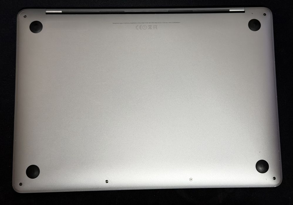 Продам MacBook Pro 2017 г 8/256 gb