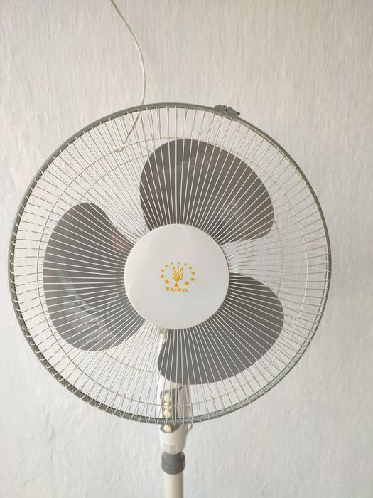 Продается вентилятор напольный.