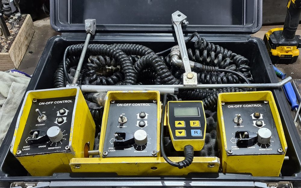 Система нивелирования для асфальтоукладчика